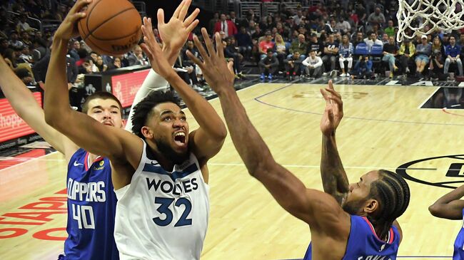 Игроки БК Лос-Анджелес Клипперс Ивица Зубац (40) и Кавай Леонард (2),  игрок БК Миннесота Тимбервулвз Карл-Энтони Таунс (32)