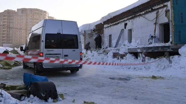 Автомобиль следственного комитета РФ на месте обрушения кровли кафе в Новосибирске