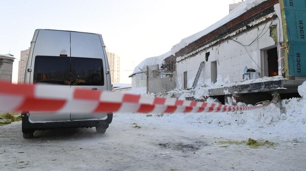 Автомобиль следственного комитета РФ на месте обрушения кровли кафе в Новосибирске