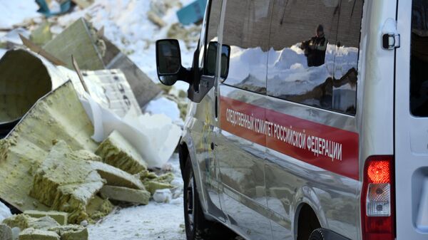 Автомобиль следственного комитета РФ на месте обрушения кровли кафе в Новосибирске
