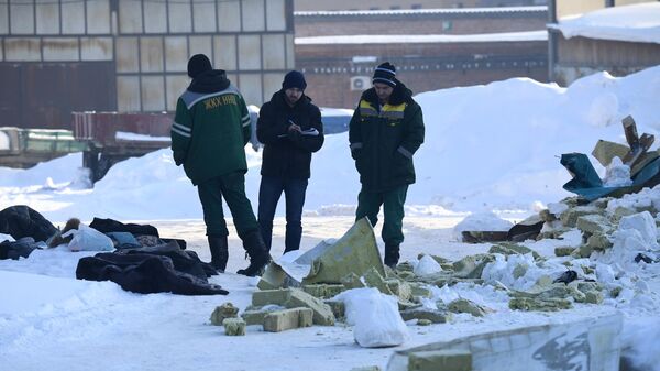 Сотрудник следственного комитета РФ и сотрудники ЖКХ на месте обрушения кровли кафе в Новосибирске