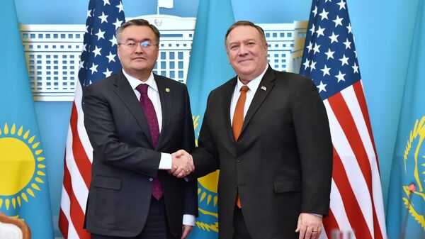 Министр иностранных дел Казахстана Мухтар Тлеуберди и госсекретарь США Майк Помпео во время встречи в Нур-Султане