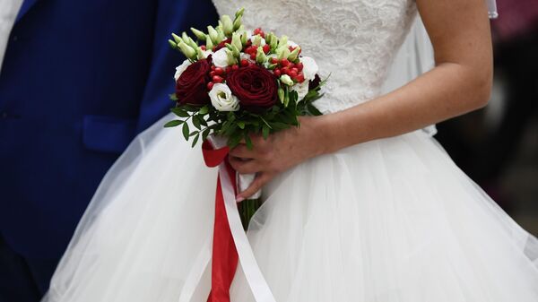 Букет в руках невесты на свадьбе в Шипиловский ЗАГСе