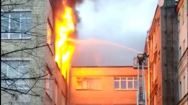 В Сети появилось видео с места пожара в здании Лениздата