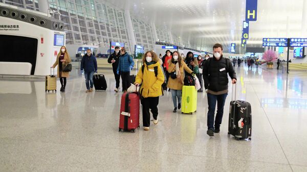 Пассажиры в аэропорту Тяньхэ, провинция Хубэй, КНР