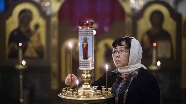 Женщина во время молебна о спасении от коронавируса в храме Святителя Николая в Голутвине на китайском подворье в Москве