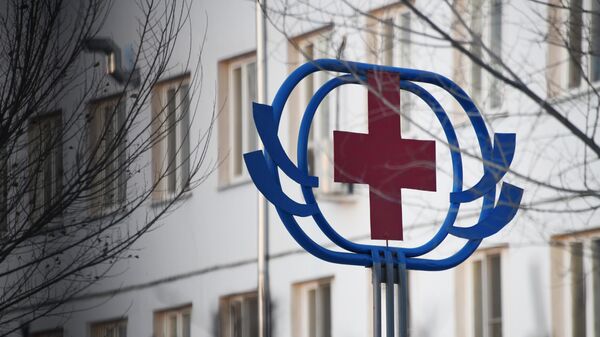 Знак красного креста у здания Краевой клинической инфекционной больницы в Чите