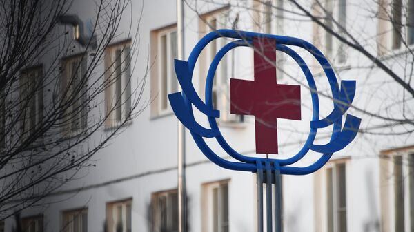Знак красного креста у здания Краевой клинической инфекционной больницы в Чите