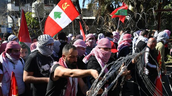 Участники акции протеста у посольства США в Бейруте против сделки века по урегулированию палестино-израильского конфликта