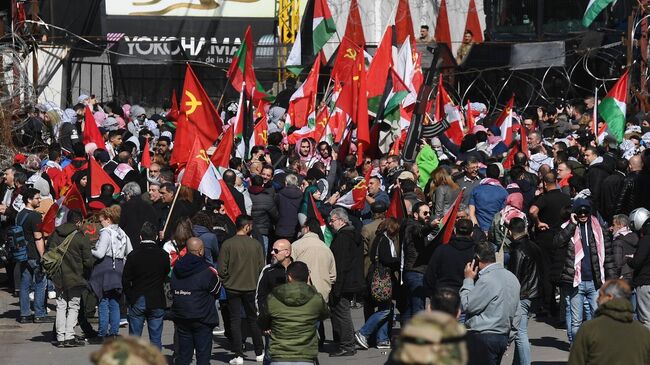 Участники акции протеста у посольства США в Бейруте