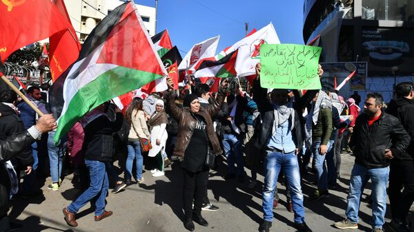 Участники акции протеста у посольства США в Бейруте против сделки века по урегулированию палестино-израильского конфликта