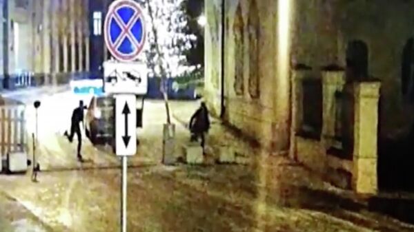 В Москве несовершеннолетний угнал каршеринговую машину и врезался на ней в здание МВД на Петровке, 38