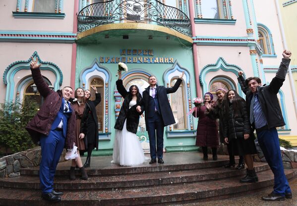 Молодожены и участники свадебной церемонии у Измайловского ЗАГСа