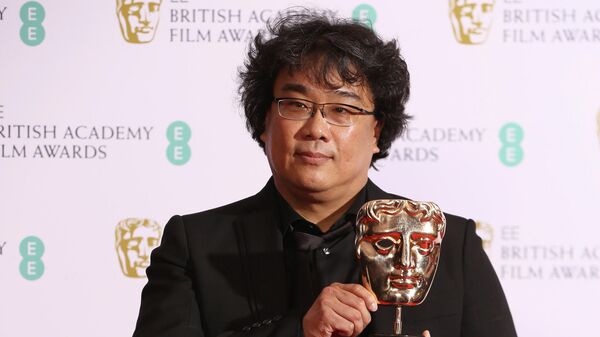Режиссер Пон Чжун Хо на церемонии вручения премии BAFTA в Лондоне