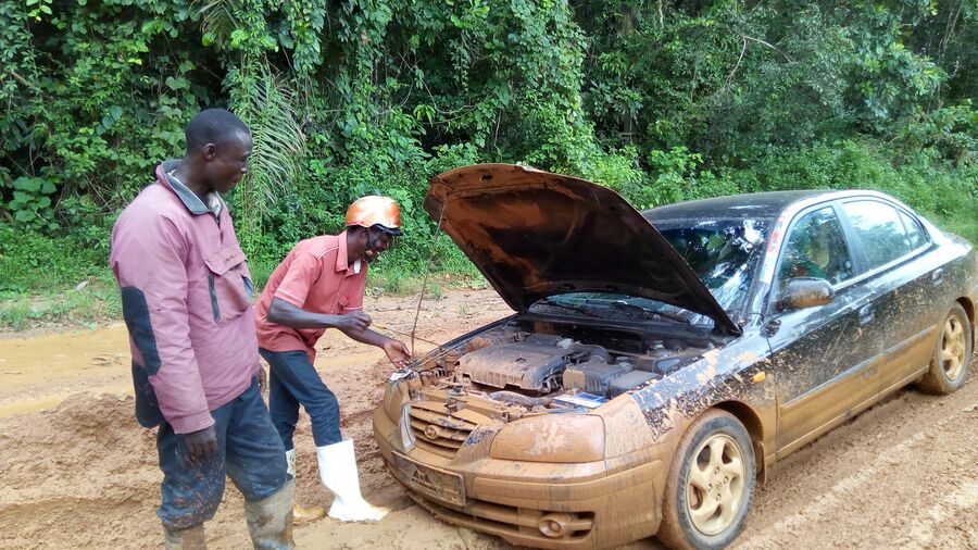 Африка. Сьерра-Леоне. Африканцы вытаскивают из грязи мою застрявшую машину