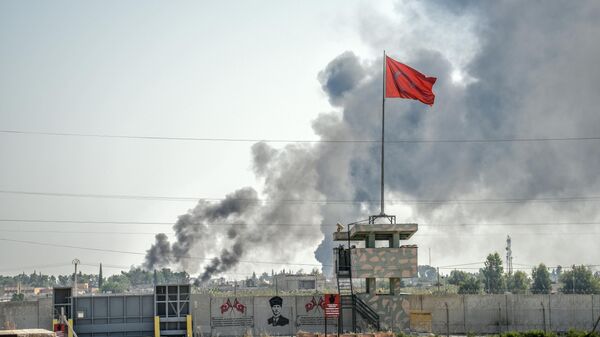Дым на месте обстрела в районе границы Турции и Сирии