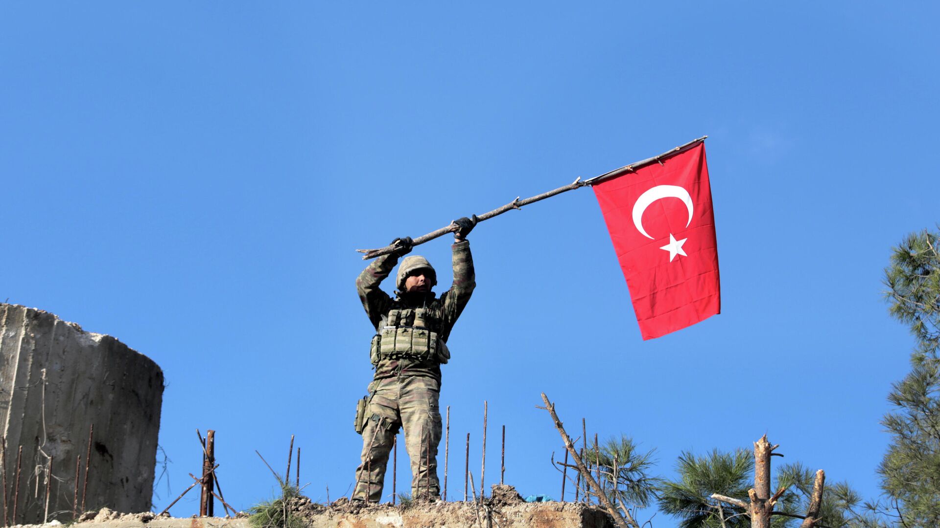 Турецкий военный с флагом на территории Сирии - РИА Новости, 1920, 15.01.2024