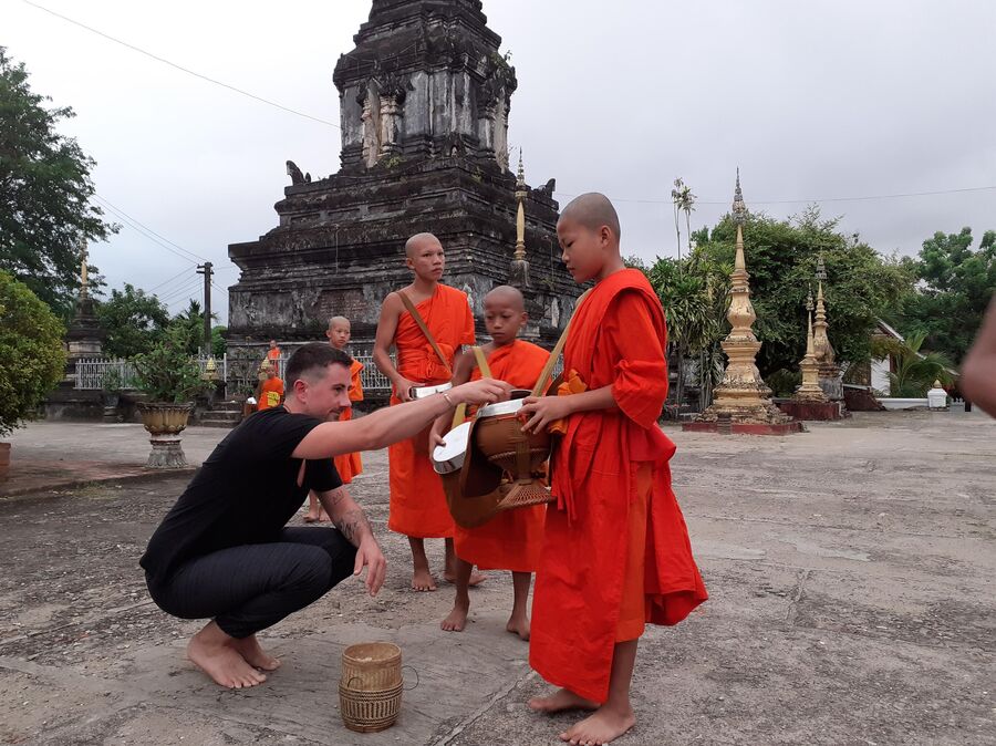 Лаос. Церемония кормления монахов в Луангпхабанге