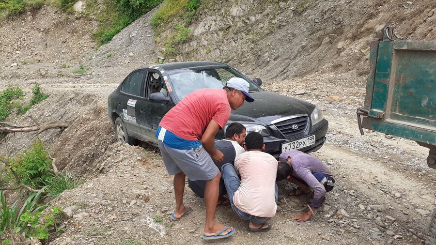 Непал. Спасательная операция, непальцы вытягивают мою машину трактором с края обрыва