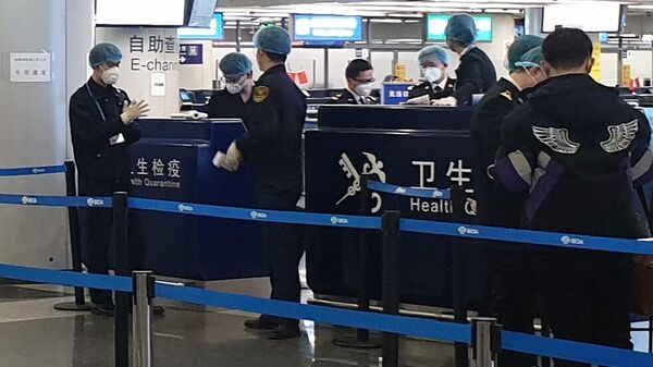 Проверка температуры у туристов в аэропорту Шоуду в Пекине