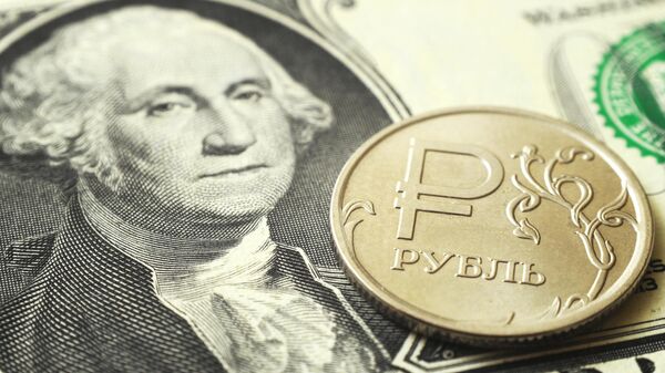 Курс доллара по итогам торгов на Мосбирже в четверг снизился до 60,35 рубля