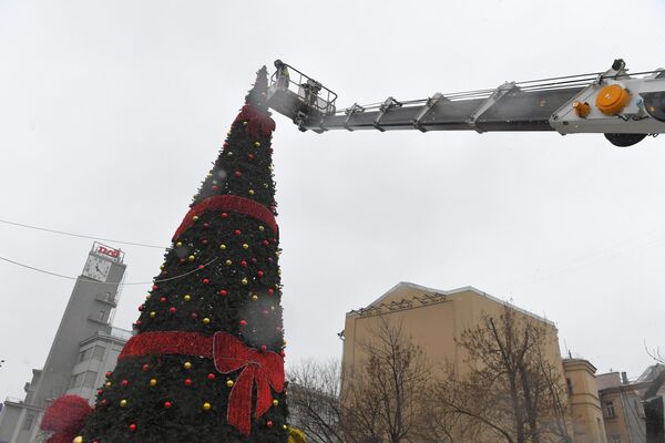 Демонтаж новогодних украшений в Москве