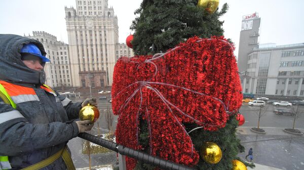 Демонтаж новогодних украшений в Москве