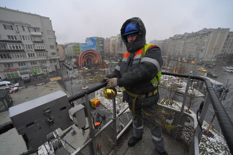 Демонтаж новогодних украшений в Москве