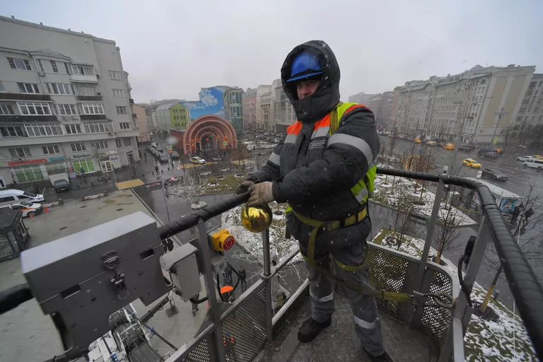 Демонтаж новогодних украшений в Москве Демонтаж новогодних украшений в Москве