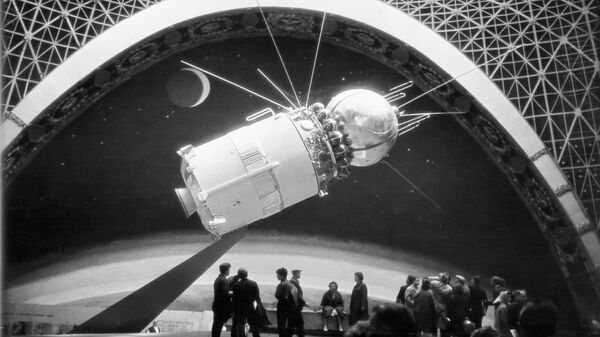 Макет космического корабля Восток в павильоне Космос на Выставке достижений народного хозяйства СССР