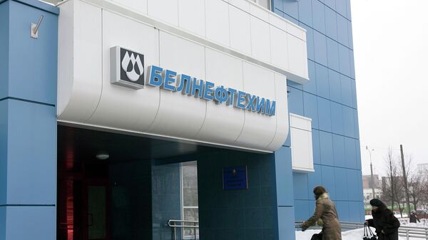 Посетители входят в здание главного офиса Белорусского государственного концерна по нефти и химии Белнефтехим в Минске