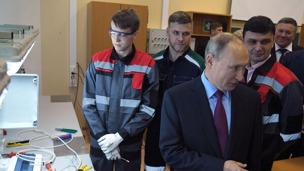 Президент РФ Владимир Путин во время осмотра учебных мастерских и лабораторий в ходе посещения Череповецкого химико-технологического колледжа
