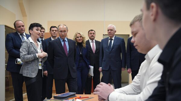 Президент РФ Владимир Путин во время посещения Череповецкого химико-технологического колледжа