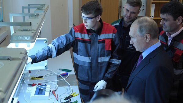 Президент РФ Владимир Путин во время посещения Череповецкого химико-технологического колледжа