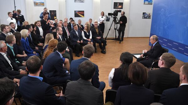 Президент РФ Владимир Путин на встрече в Череповце с представителями общественности
