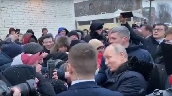 Путин остановил кортеж в Череповце