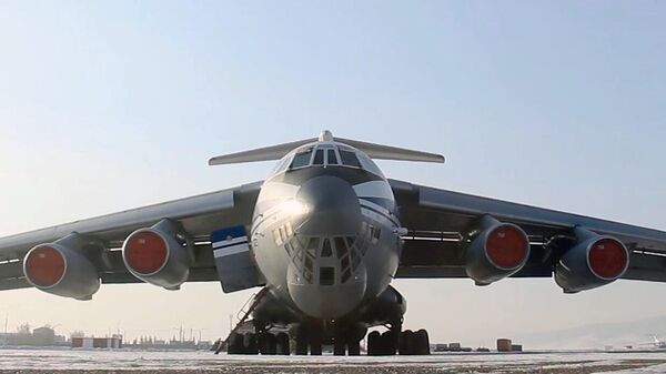 Самолет ВКС России Ил-76 МД перед вылетом из международного аэропорта Байкал в Улан-Удэ в Китай для эвакуации российских граждан из провинции Хубэй