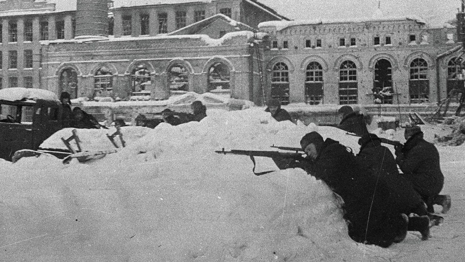 Партизанский отряд Наро-Фоминска. Группа партизан на линии обороны во дворе Наро-Фоминской прядильной фабрики. Автор В.В. Олейник. 1941–1942 годы - РИА Новости, 1920, 14.11.2020