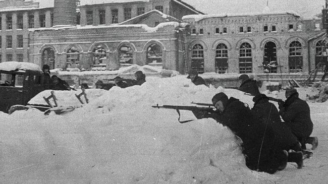 Партизанский отряд Наро-Фоминска. Группа партизан на линии обороны во дворе Наро-Фоминской прядильной фабрики. Автор В.В. Олейник. 1941–1942 годы