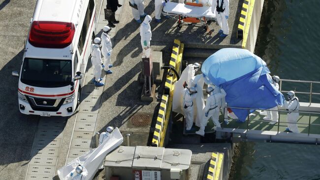 Эвакуация пассажира круизного судна Diamond Princess с положительным тестом на коронавирус в Йокогаме
