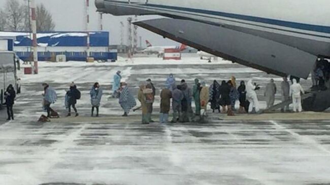 Самолет Ил-76МД российских ВКС с российскими гражданами, эвакуированными из КНР в связи с распространением коронавируса, садится в тюменском аэропорту Рощино