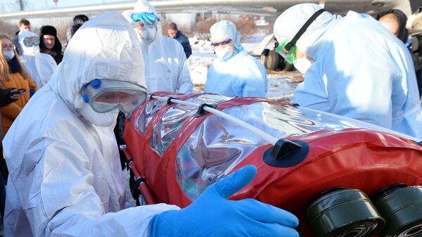 Медицинские работники во время учений по проведению медицинской эвакуации пациентов с симптомами коронавируса в Челябинске