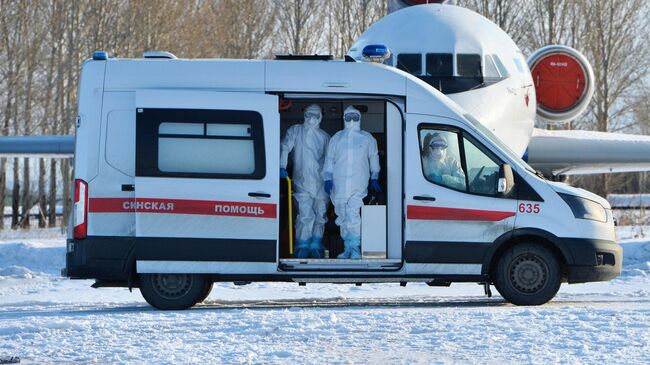 Медицинские работники во время учений по проведению медицинской эвакуации пациентов с симптомами коронавируса в Челябинске