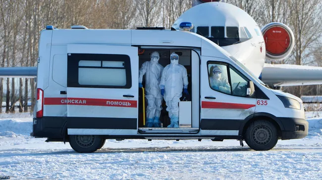 Медицинские работники во время учений по проведению медицинской эвакуации пациентов с симптомами коронавируса в Челябинске