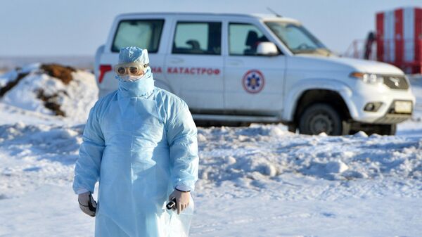 Медицинский работник во время учений по проведению медицинской эвакуации пациентов с симптомами коронавируса в Челябинске