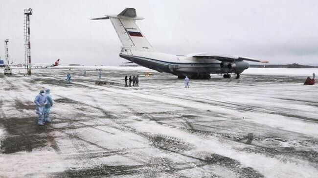 Самолет Ил-76МД российских ВКС с российскими гражданами, эвакуированными из КНР в связи с распространением коронавируса, сел в тюменском аэропорту Рощино