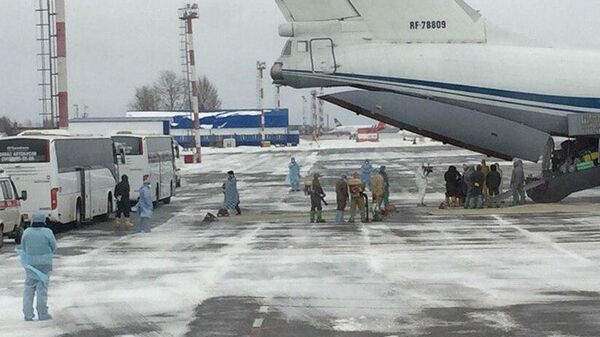Самолет Ил-76МД российских ВКС с российскими гражданами, эвакуированными из КНР в связи с распространением коронавируса, садится в тюменском аэропорту Рощино