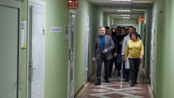 Губернатор Тюменской области Александр Моор осматривает лечебно-реабилитационный центр Градостроитель