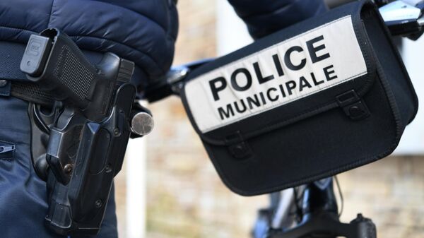 A municipal police officer wears a gun during as he patrols on February 4, 2020 in Gouesnou, western France. (Photo by Fred TANNEAU / AFP)