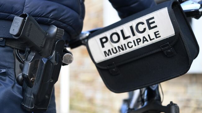 A municipal police officer wears a gun during as he patrols on February 4, 2020 in Gouesnou, western France. (Photo by Fred TANNEAU / AFP)